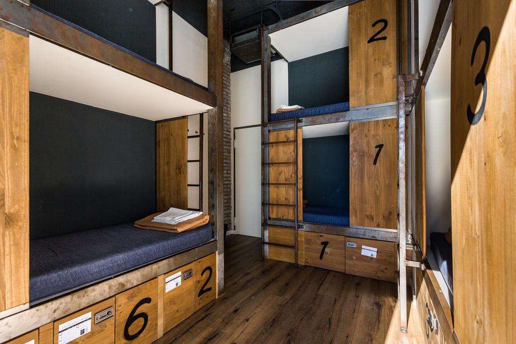 Dorm room at Black Swan Hostel Sevilla in Sevilla
