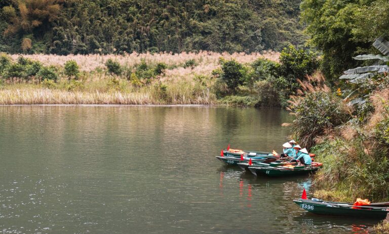 Trang An boat rowers resting